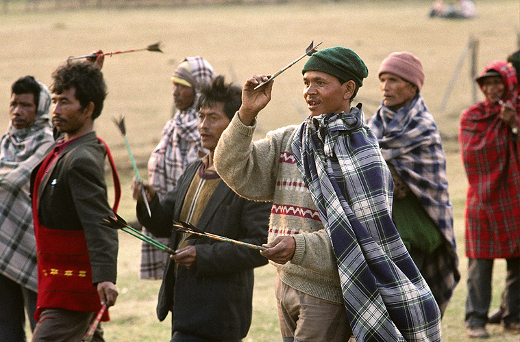  Khasi-Männer beim Pfeilwerfen, Meghalaya