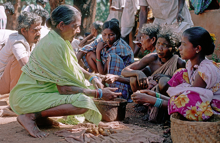  Adivasi verkaufen Feldprodukte auf einem Dorfmarkt in Orissa 