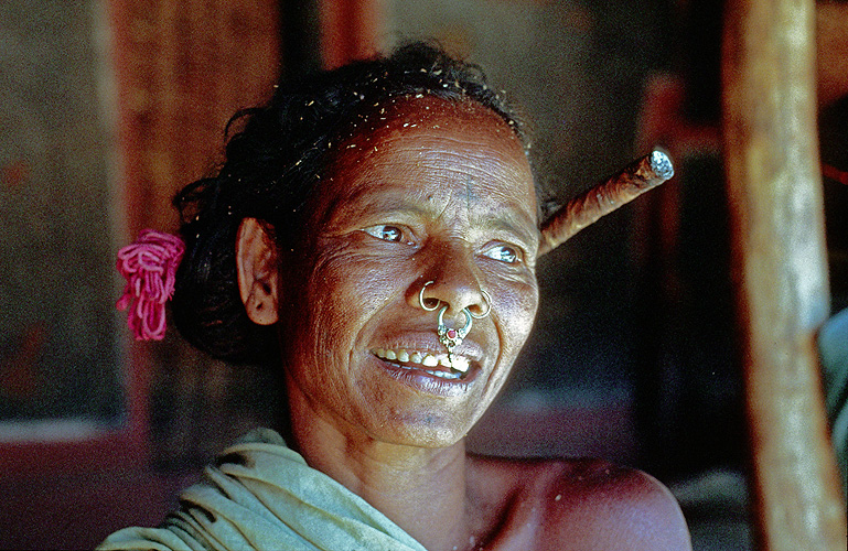  Kutia-Kondh-Frau mit Zigarillo in Orissa  