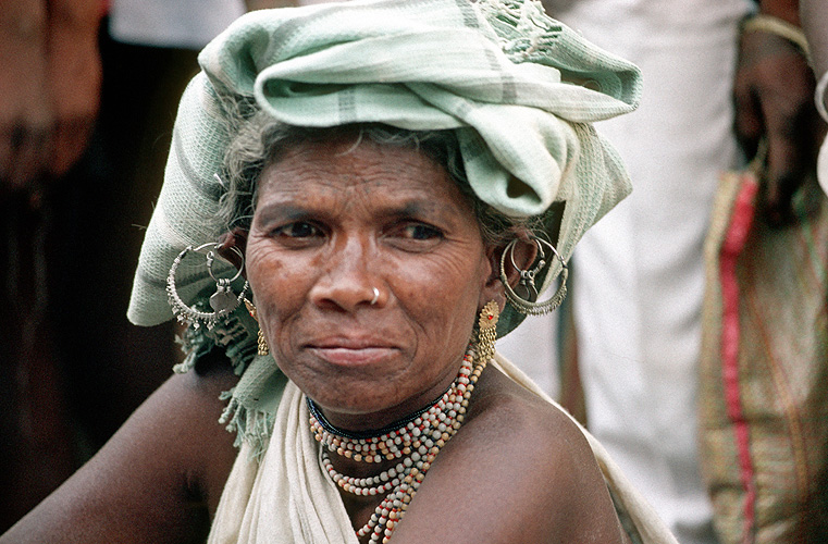  Madia-Gond-Frau auf einem Markt in Maharashtra