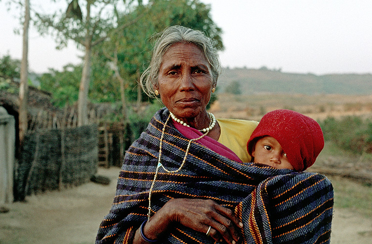  Großmutter mit Enkel, Gond-Volk, Madhya Pradesh