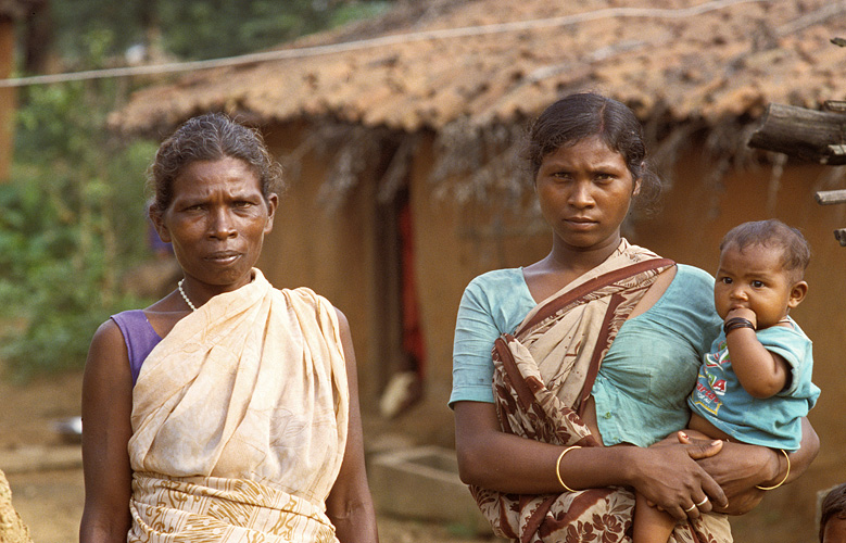  Frauen in einem Munda-Dorf, Jharkhand 