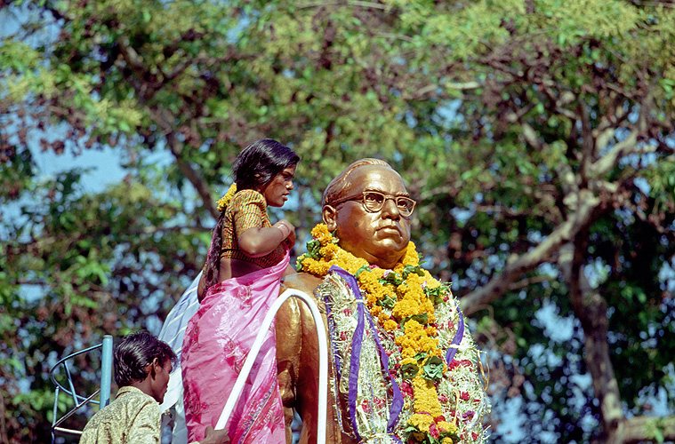 Blumenschmuck für eine Stautue des Dalit-Idols Bhimarao Ambedkar - Dalits 10