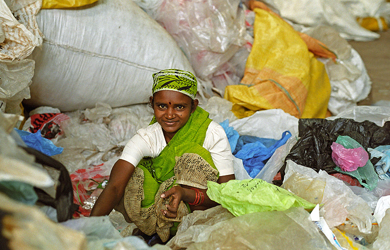 Dalit-Mädchen sortiert Plastikmüll - Dalits 17