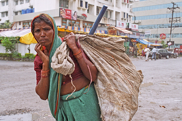 Müllsammlerin in den Straßen von Pune, Maharashtra - Dalits 18