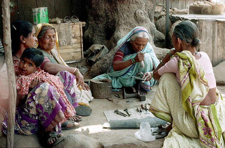 Dalit-Frau bessert ihr Einkommen mit Schusterarbeit auf - Dalits 20