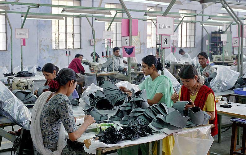 Arbeiterinnen kleben Schuhe für Europa, New Delhi