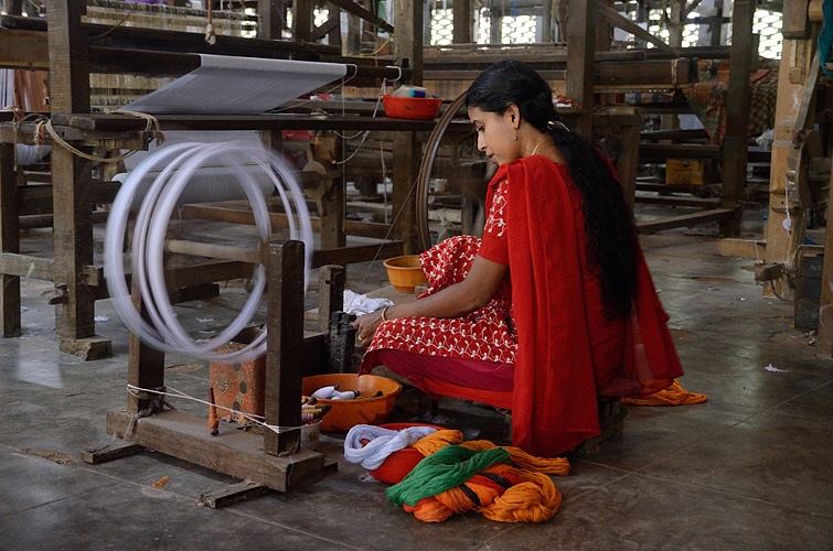 Arbeiterin am Spinnrad, Handwerkskooperative, Kerala
