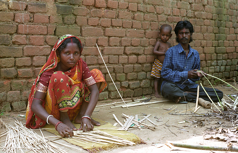 Bambuskorbflechterin in Jharkhand