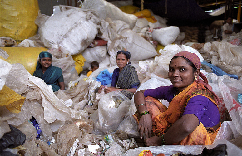 Frauen sortieren Plastikmüll in Pune