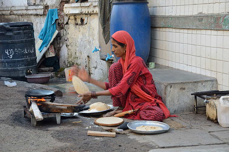 Chapattis (Fladenbrote) backen am Straßenrand, Ahmedabad