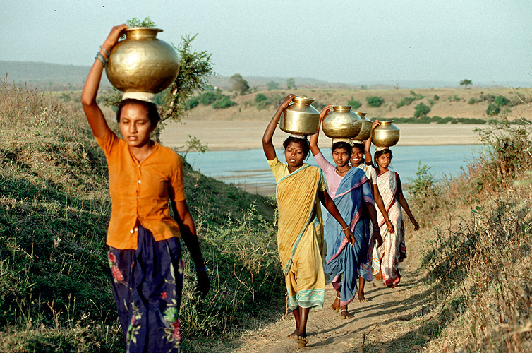 Mädchen holen Trinkwasser vom Fluss, Aheri, Maharashtra
