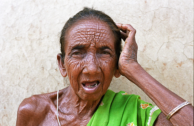 Alte Frau in einem bengalischen Dorf