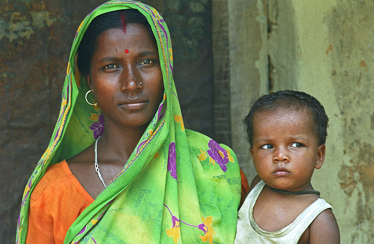 Frau mit Kind in einem Dorf in Jharkhand
