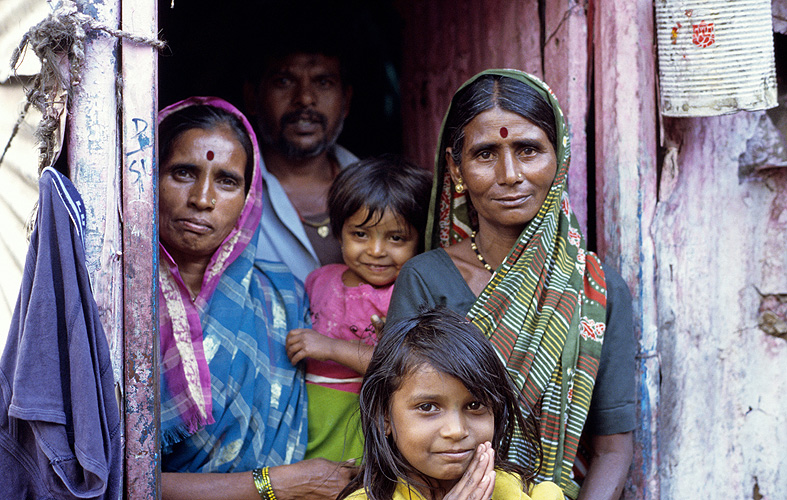 Armut: Slumbewohnerinnen in Pune, Maharashtra