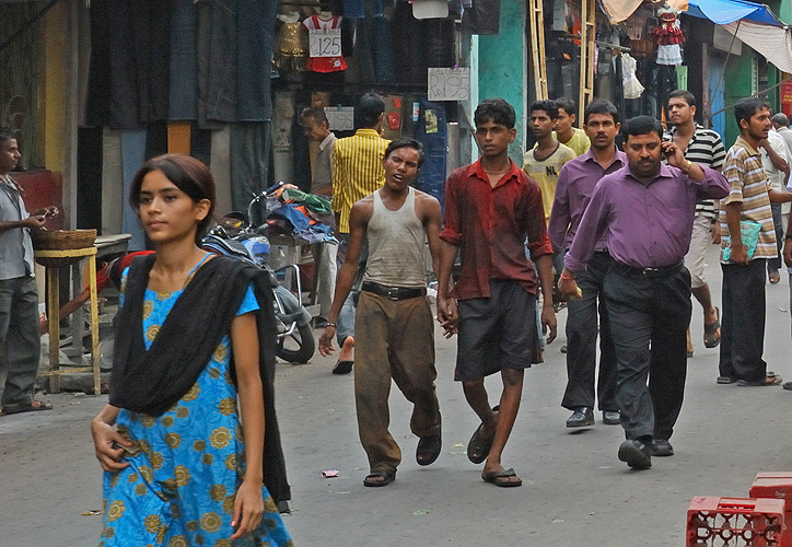 Eine junge Frau zieht begierliche Blicke auf sich, Kolkata