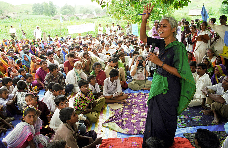 Medha Patkar spricht zu Protestversammlung, Narmada-Tal
