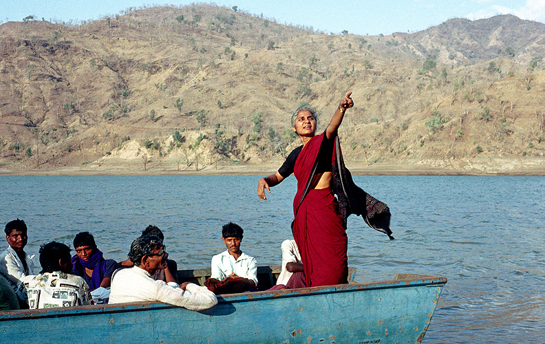 Medha Patkar in einem Boot auf dem Narmada-Fluss, 2008