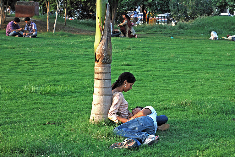 Liebespaar in einem Park in New Delhi