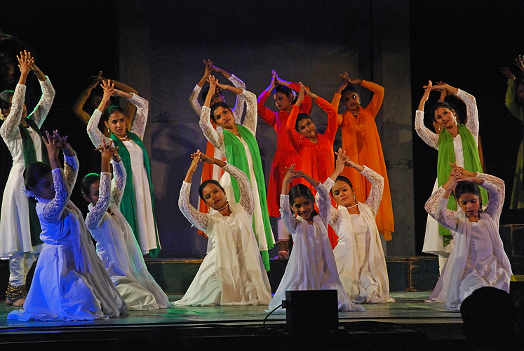 Studentinnen führen einen Tanz auf, Pune