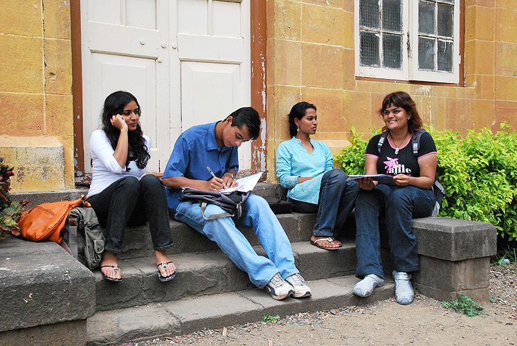 College-Studenten bei Hausaufgaben, Pune 