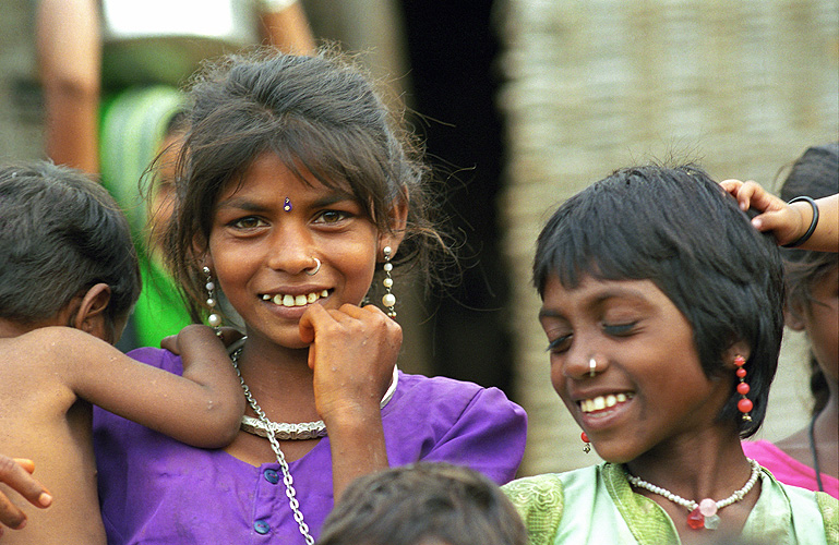 Mädchen in Gujarat, Angehörige des indigenen Bhil-Volkes  