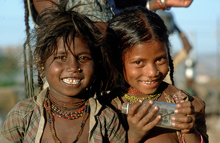 Nomadenkinder auf dem Land nahe Pune, Maharashtra