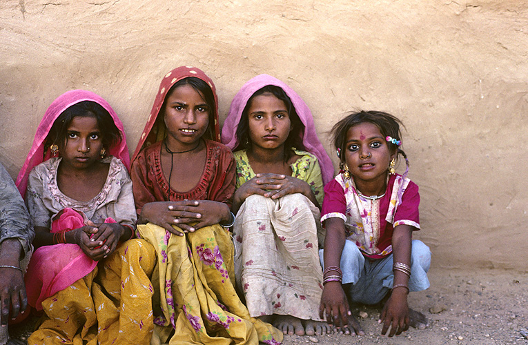 Mädchen in einem Dorf in Rajasthan