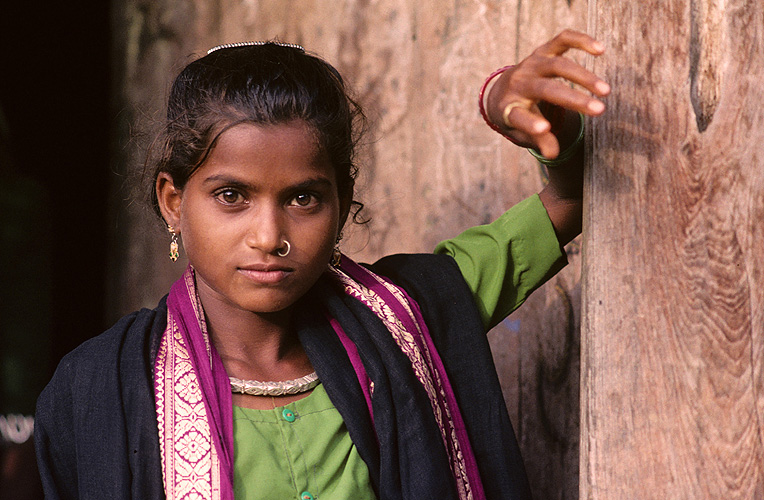 Mädchen vom indigenen Volk der Bhil in Gujarat