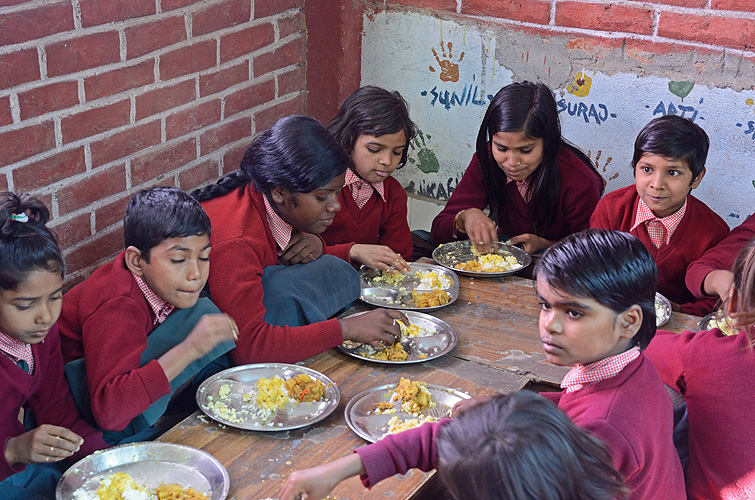 Kostenloses Mittagessen in einer NGO-Schule in Bihar 