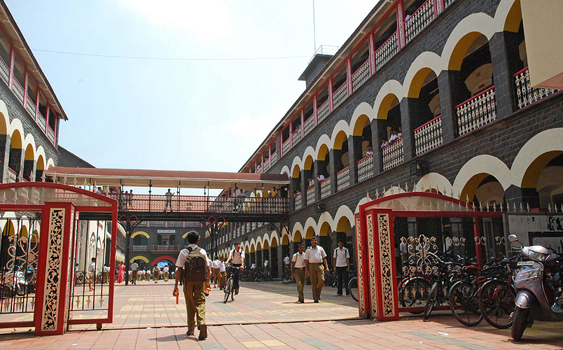 Schulgebäude aus der Kolonialzeit in Pune