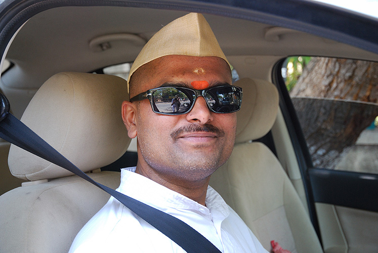 Stolzer Hindu am Steuer eines PKW, Pune