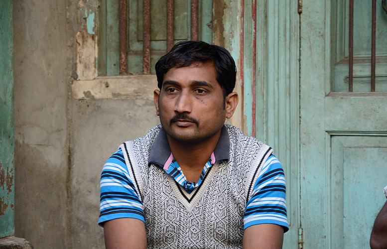 Junger Familienvater in Ahmednagar, Gujarat