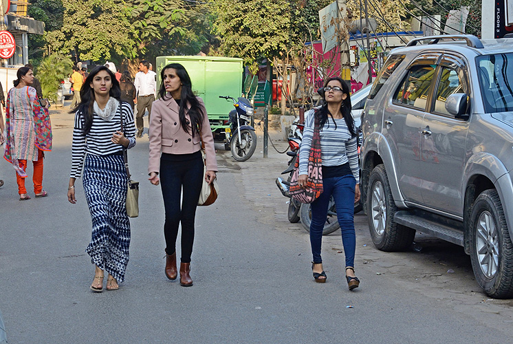 Moderne Damen der Oberschicht in New Delhi