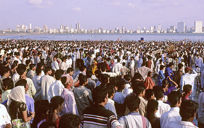 Menschen beim Ganesh-Fest am Strand von Mumbai
