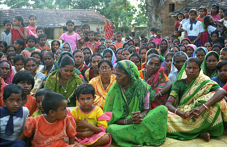 Frauen-Versammlung in einem Dorf in West-Bengalen