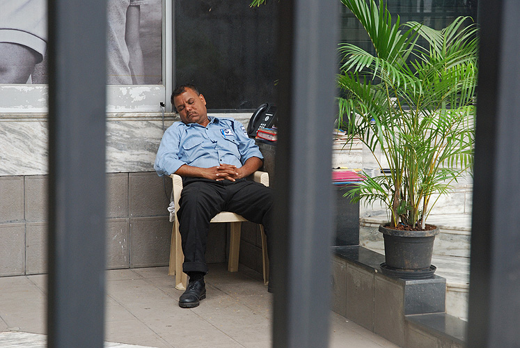Wachmann vor Bürogebäude in Pune