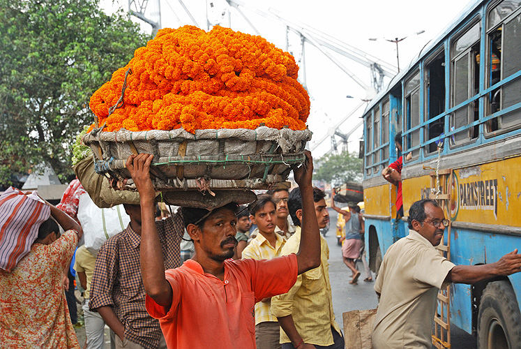 Lastenträger im Stadtzentrum von Kolkata, West-Bengalen
