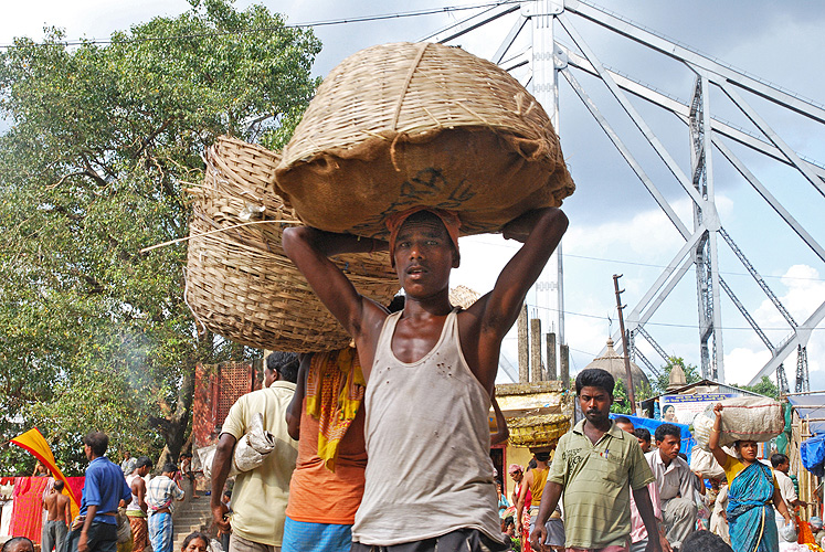 Lastenträger unter der Howrah-Brücke, Kolkata, West-Bengalen