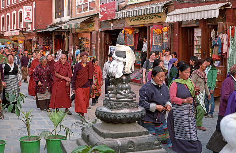 Pilger umrunden den Stupa in Bodnath, Nepal