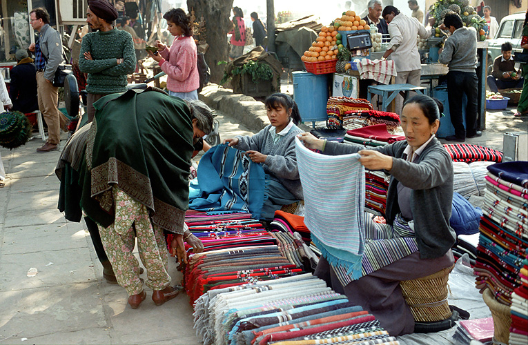 Tibetische Straßenhändlerin in New Delhi