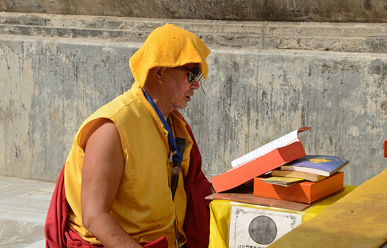 Ein Mönch rezitiert die heiligen Schriften, Bodh Gaya 