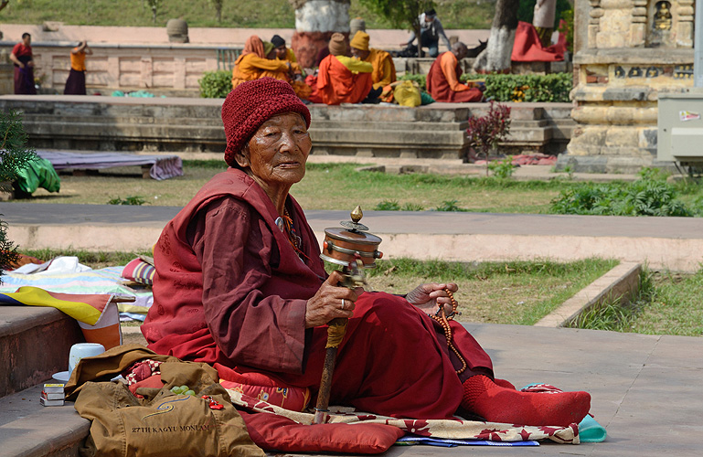 Tibetische Pilgerin mit Gebetsmühle, Bodh Gaya