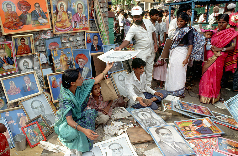 Auf einem Dalit-Fest stehen Buddha-Bilder zum Verkauf