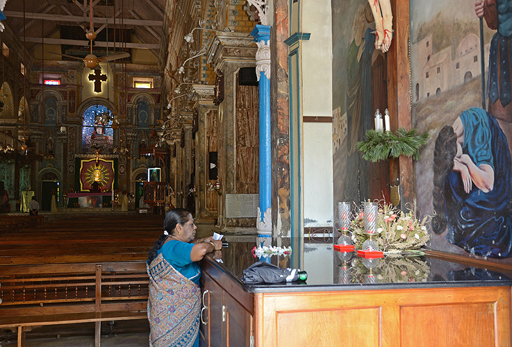 Stilles Gebet in der Santa Cruz Basilica, Fort Kochi, Kerala - Christen 08