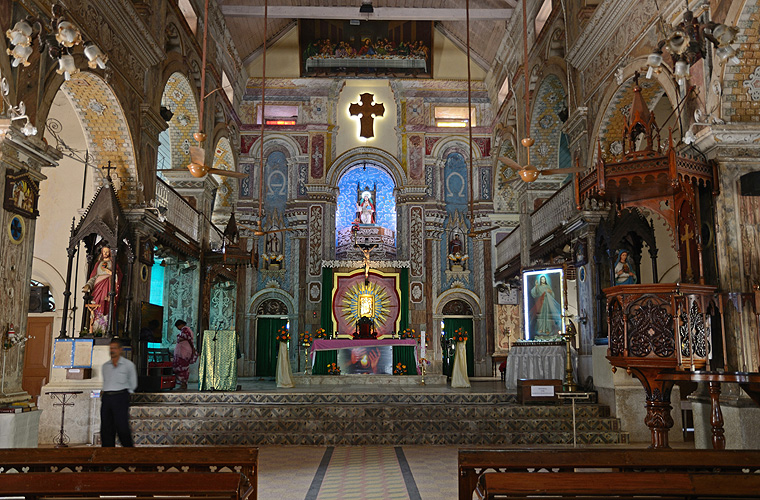 Innenraum der Santa Cruz Basilica, Fort Kochi, Kerala - Christen 09