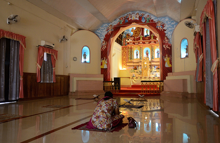 Gebet in der Thomas-Kirche von Ashikod, Kerala - Christen 10