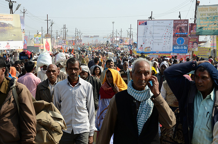 Pilger bahnen sich einen Weg durch die Menge, Allahabad 