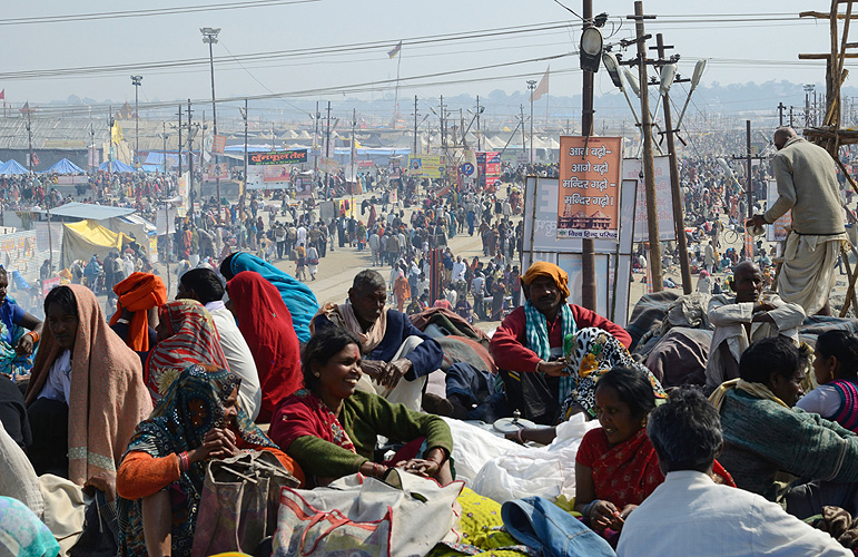 Viele Pilger campieren im Freien, Allahabad  