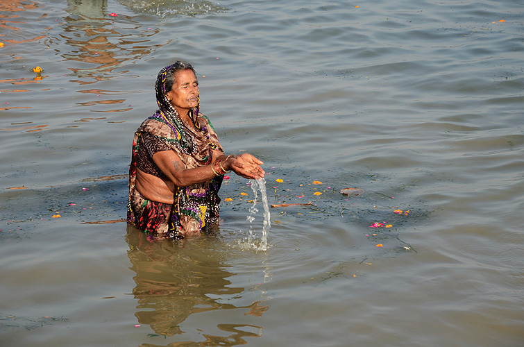 Gebet im heiligen Fluss, Allahabad  